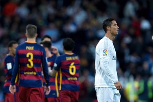 صدق أو لا تصدق... كريستيانو رونالدو يستنجد بالطاقم الطبي لبرشلونة!