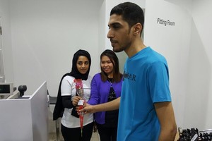 بالصور... 'الوحدوي' يهدي الورود احتفاءً بيوم العمال العالمي