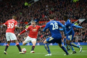 ليستر يخطف التعادل مع مانشستر يونايتد ويقترب خطوة جديدة من لقب الدوري الإنجليزي