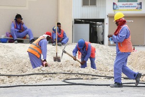 بالصور... العمال يمارسون اعمالهم بجهد واخلاص