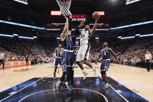 أولدريدج يتألق ويقود سبيرز لفوز جديد في الـ'NBA'