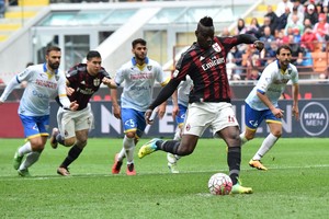 ميلانو ينتفض بعد إهدار بالوتيلي ركلة جزاء أمام  فروسينوني