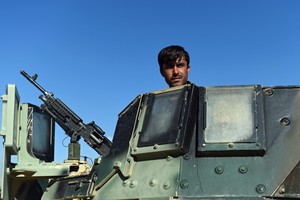 الجيش الأفغاني يُهاجم «طالبان» في 18 إقليماً