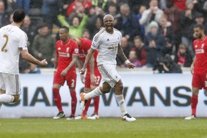 سوانزي يهزم ليفربول بثلاثية في الدوري الإنجليزي