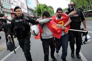 الشرطة التركية تطلق الغاز المسيل للدموع على محتجين في وسط اسطنبول