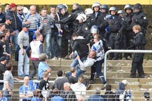 اعتقال المئات بسبب أعمال شغب خلال مباراة دارمشتات واينتراخت بالبوندسليغا