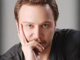 مكسيم خليل يندد بأحداث حلب بـ”تي شيرت”