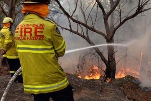 نيبال توزع أسقفاً معدنية على الأسر التي نزحت بسبب حرائق الغابات