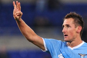 كلوزه يزور متحف كرة القدم ويوقع على حائط الأبطال