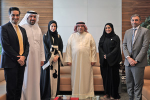 خليل المير يستقبل الموظفتين المكرمتين باحتفال يوم العمال العالمي