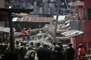 الصليب الأحمر: انتشال رضيعة حية بعد ثلاثة أيام من انهيار مبنى بكينيا