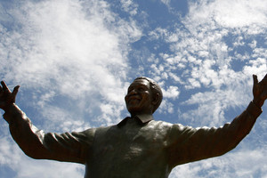 تمثال ضخم للمناضل نلسون مانديلا في رام الله