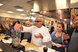 بالصور...الشيف العالمي  وولفغانغ باك يعد اطباقا مع الصحافيين لسلسلة مطاعمه في فندق فور سيزنز