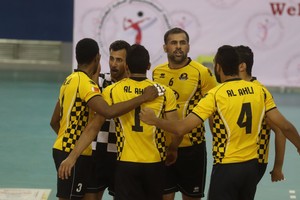 الأهلي يحقق الفوز على النصر في نصف النهائي الأول بينهما في كأس ولي العهد للكرة الطائرة