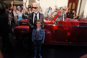 'شانيل' تعرض أزياءها في العاصمة الكوبية للمرة الأولى 