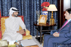 ناصر بن حمد يستقبل السفير الباكستاني ويشيد بالعلاقات بين البلدين