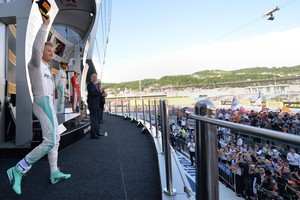 مرسيدس ينفي انحيازه لروزبرغ في خطاب مفتوح للجماهير