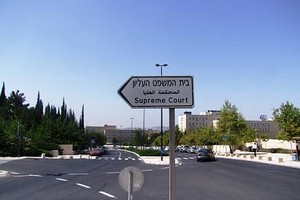 محكمة اسرائيل العليا توصي بتسليم جثامين فلسطينيين محتجزة لدفنها قبل رمضان