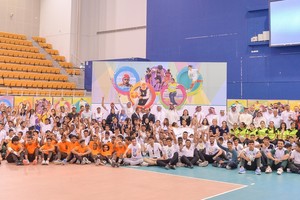 علي بن خليفة يطفأ شعلة الأولمبياد المدرسي الثالث