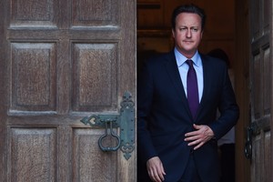 كاميرون يواجه معضلة في التعامل مع ترامب