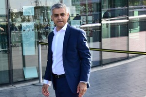 من هو صادق خان؟