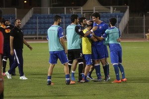 شاهد بالصور... فوز المنامة على سترة والاعتداء على الحكم