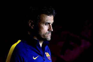 لويس انريكي: برشلونة يجب أن يركز على كرة القدم فقط