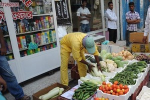 بلاغ ضد بلدية المنامة لرمي الخضروات والفواكه بشاحنه نقل القمامة