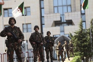 الجيش الجزائري يعثر على مخبأ ضخم للأسلحة