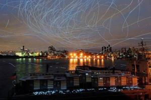 بالصور.. سرب حمام يضيء سماء نيويورك في عرض فني مبهر