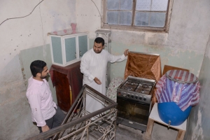 المنزل 1404 بكرانة... 24 شخصاً يعيشون فيه... المطبخ على الدرج... وأخوان يترقبان «بيت العمر»