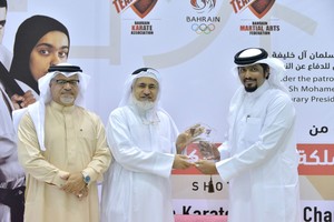 عمر بوكمال يكرم عبدالجليل الأنصاري وخلود خليفات