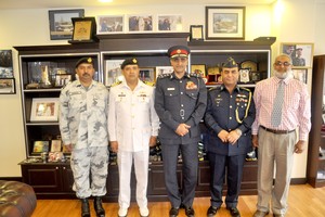 قائد خفر السواحل يشيد بالتعاون البناء مع البحرية الباكستانية