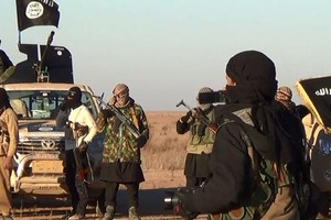 'داعش' يدفن 45 من عناصره وهم أحياء في نينوى