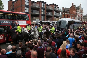 الاعتداء على حافلة مانشستر يؤجل مباراته مع ويستهام لبعض الوقت