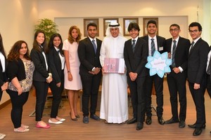وزير 'الصناعة' يهنئ مجموعة من طلبة مدرسة ابن خلدون بفوزهم في مسابقة إنجاز البحرين الوطنية