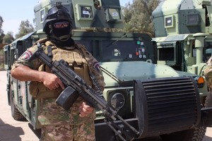 الفرق العراقية تواصل العمل لإخماد الحرائق في بئرين للنفط الخام غربي كركوك