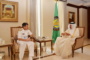 الزياني يبحث مع قائد القيادة المركزية للقوات البحرية الأميركية قضايا الأمن الإقليمي والبحري 