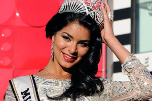 أول 'مسلمة' تنال لقب ملكة جمال أميركا تعتنق المسيحية