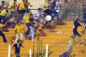 بالصور...  الجماهير تعتدي على لاعبي الاسماعيلى والإدارة توقف اللاعبين