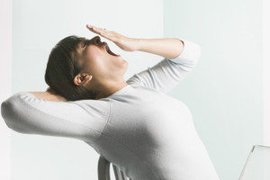 'المطمطة' والتململ في مكتبك... إستراتيجية جديدة لإطالة عمرك!