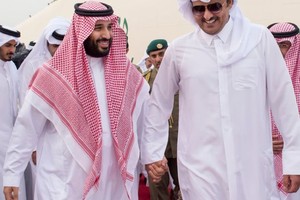 ولي ولي العهد السعودي وأمير قطر يبحثان تطورات المنطقة