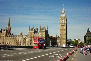 شرطة لندن تفحص حقيبة عثر عليها في حافلة