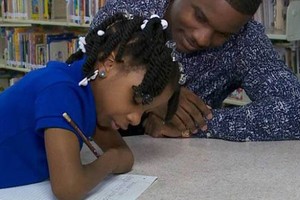 بالصور... طفلة بلا يدين تفوز بمسابقة للكتابة