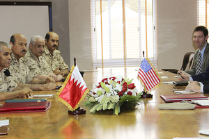 القائد العام لقوة الدفاع يستعرض علاقات التعاون مع قائد القوات المركزية الأميركية