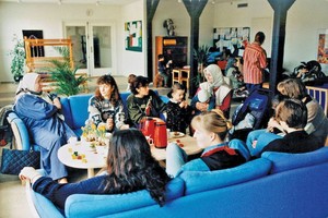 غرفة جلوس وجرعة تضامن ... للاجئين في الدنمارك