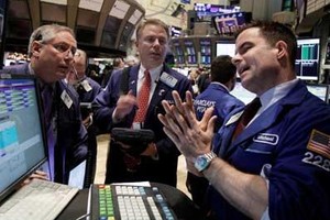 الأسهم الأميركية تفتح مرتفعة وأسعار النفط تقود الصعود