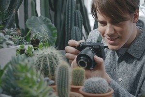 'كانون' تطلق عدسة كاميرا مع فلاش حلقي مدمج