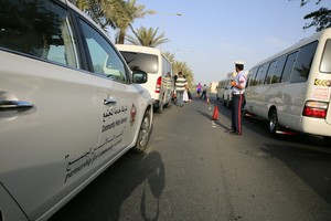 بالصور... إصابة آسيوية بحادث مشاة بالقرب من مسجد الشيخ درويش بالدراز