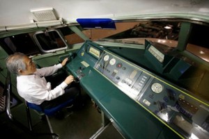 في اليابان ينامون أو يقرأون وهم يقودون قطارات